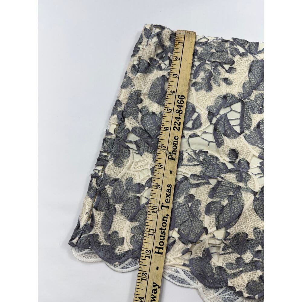 Tory Burch Gray & Cream Leaf guipure Lace Size 8 kammy shorts Cotton Lined - Picture 9 of 13